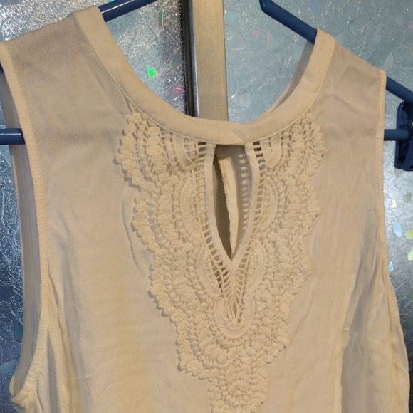 Chic White Lace Detail Blouse - Picture 9 of 14